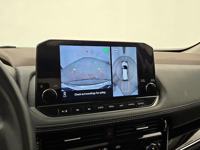 Photo of 2022 White Nissan Rogue