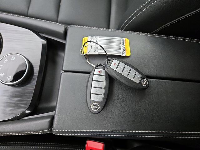 Photo of 2022 White Nissan Rogue