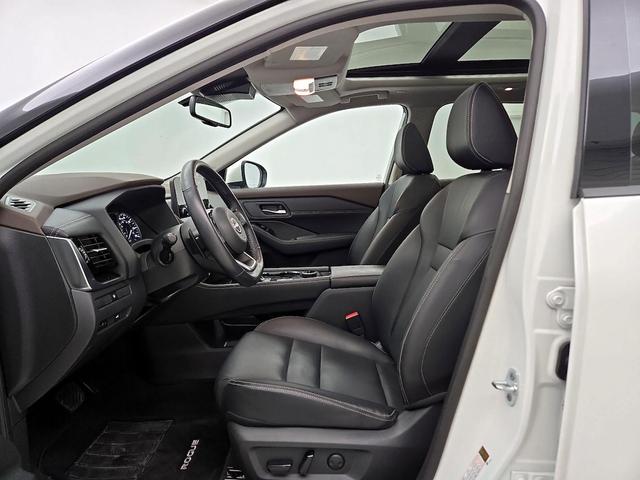 Photo of 2022 White Nissan Rogue