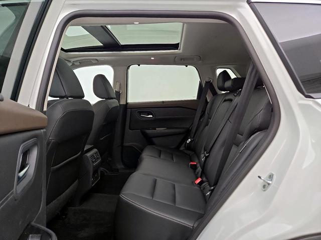 Photo of 2022 White Nissan Rogue