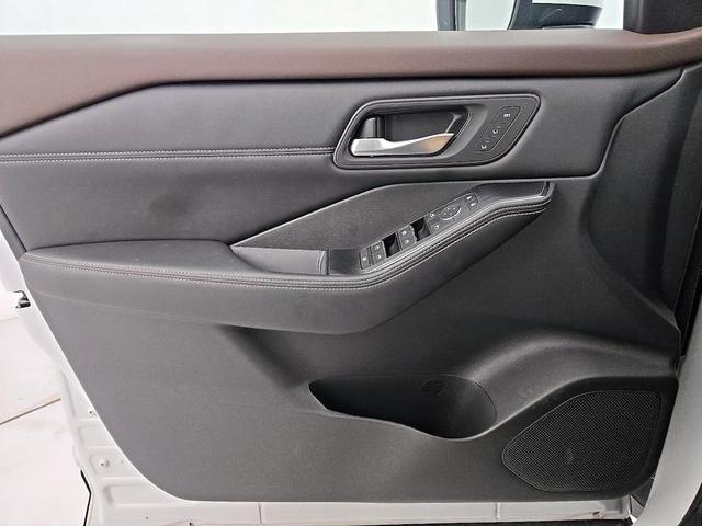 Photo of 2022 White Nissan Rogue