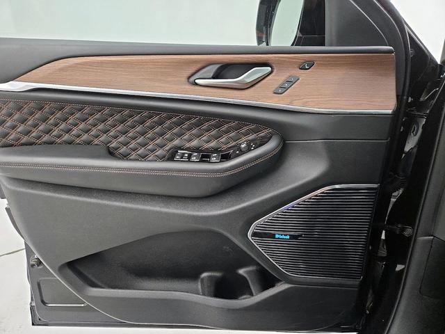 Photo of 2022 Black Jeep Grand Cherokee L
