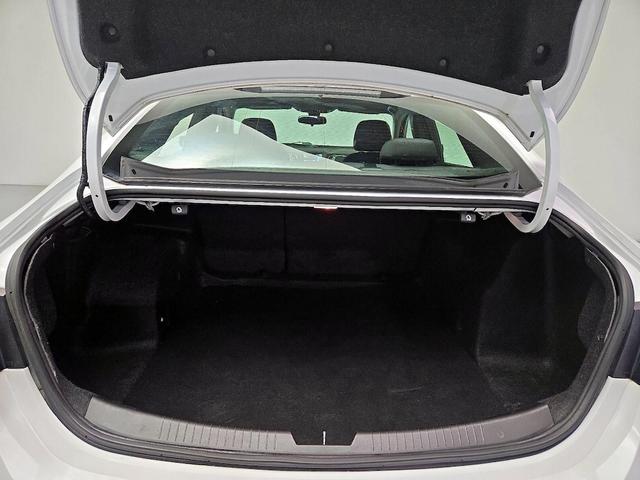 Photo of 2017 White Chevrolet Malibu