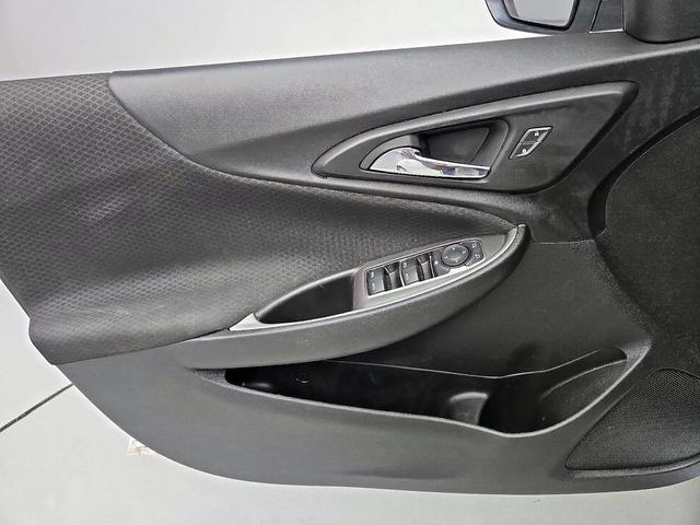 Photo of 2017 White Chevrolet Malibu
