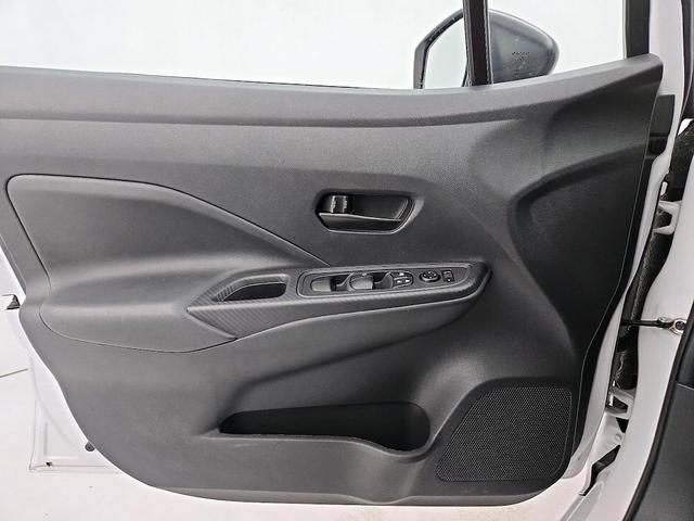 Photo of 2021 White Nissan Versa