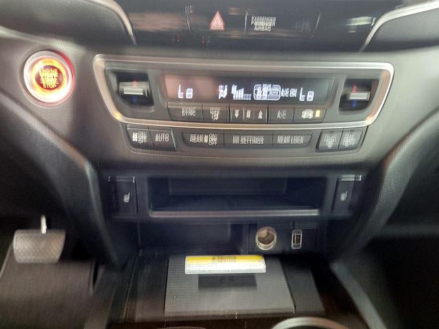 Photo of 2022 White Honda Pilot