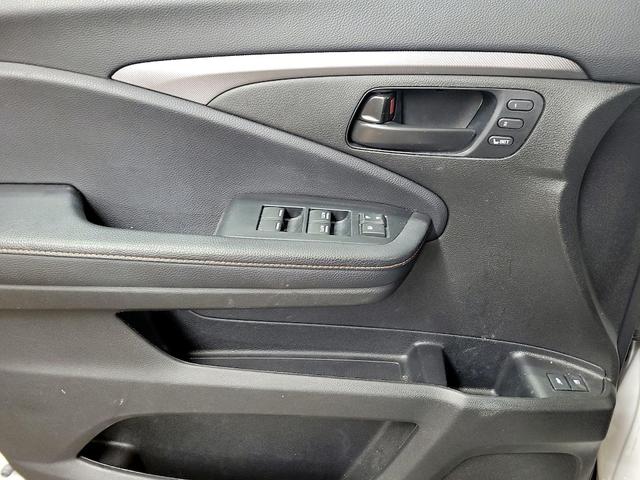 Photo of 2022 White Honda Pilot