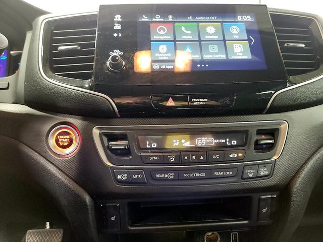 Photo of 2022 White Honda Pilot