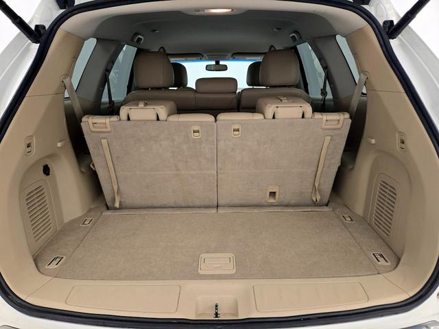 Photo of 2014 White Nissan Pathfinder