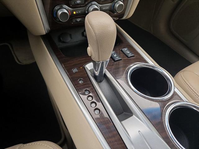 Photo of 2014 White Nissan Pathfinder