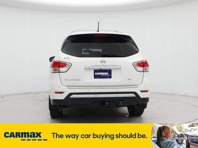 Photo of 2014 White Nissan Pathfinder