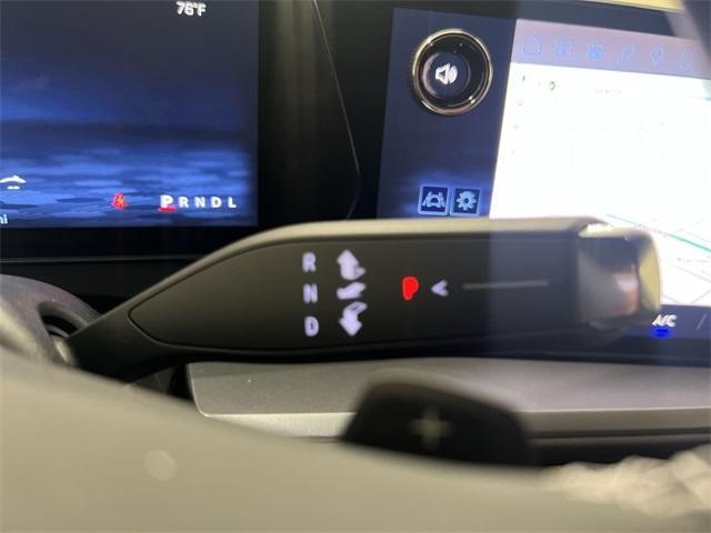 Photo of 2025 Summit White Chevrolet Traverse