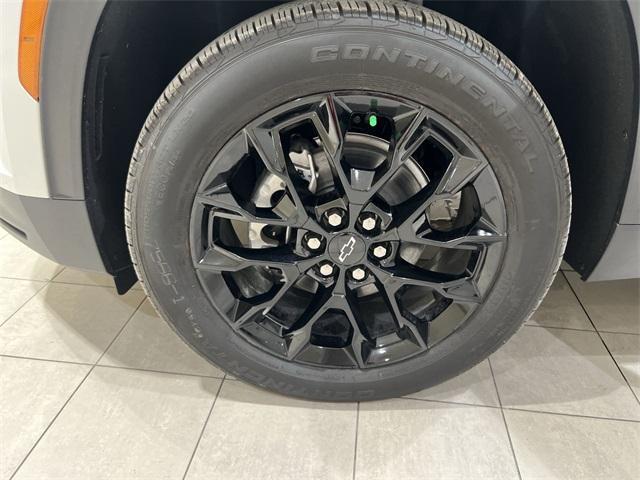 Photo of 2025 Summit White Chevrolet Traverse