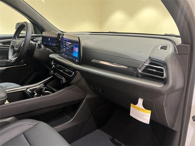 Photo of 2025 Summit White Chevrolet Traverse