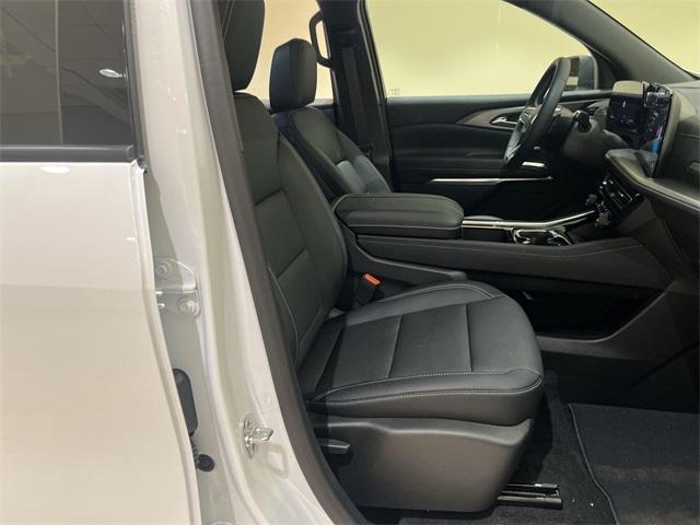 Photo of 2025 Summit White Chevrolet Traverse