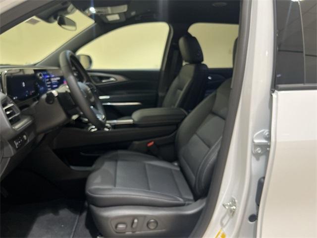 Photo of 2025 Summit White Chevrolet Traverse