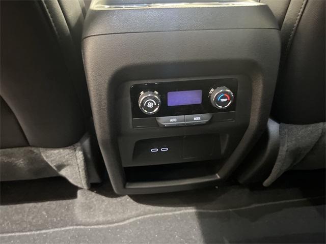 Photo of 2025 Summit White Chevrolet Traverse