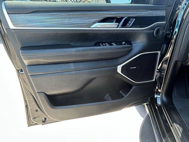Photo of 2024 Diamond Black Crystal Pearlcoat Jeep Wagoneer L