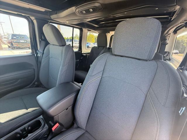 Photo of 2025 Black Clearcoat Jeep Wrangler