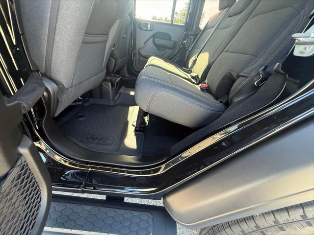 Photo of 2025 Black Clearcoat Jeep Wrangler