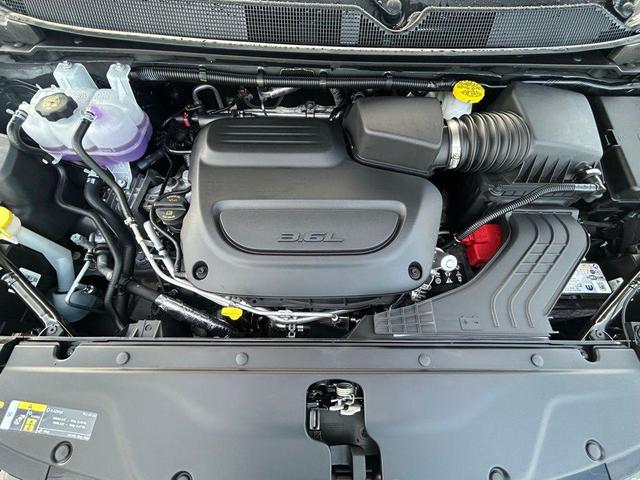 Photo of 2025 Ceramic Gray Clearcoat Chrysler Pacifica