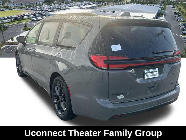 Photo of 2025 Ceramic Gray Clearcoat Chrysler Pacifica