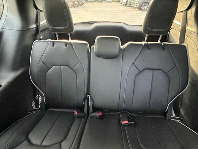 Photo of 2025 Ceramic Gray Clearcoat Chrysler Pacifica