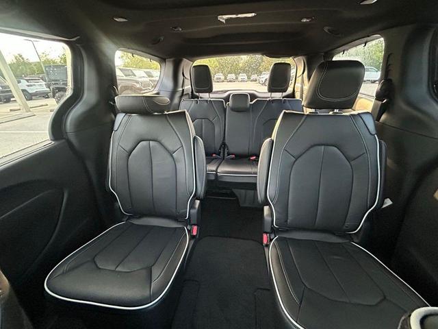 Photo of 2025 Ceramic Gray Clearcoat Chrysler Pacifica