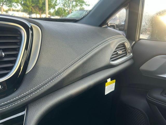 Photo of 2025 Ceramic Gray Clearcoat Chrysler Pacifica
