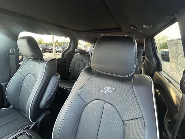 Photo of 2025 Ceramic Gray Clearcoat Chrysler Pacifica
