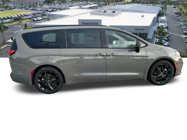 Photo of 2025 Ceramic Gray Clearcoat Chrysler Pacifica