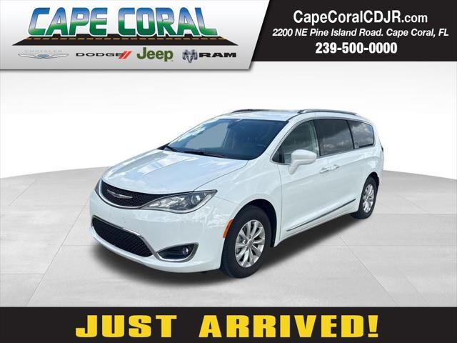 Photo of 2019 Bright White Clearcoat Chrysler Pacifica