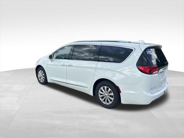 Photo of 2019 Bright White Clearcoat Chrysler Pacifica