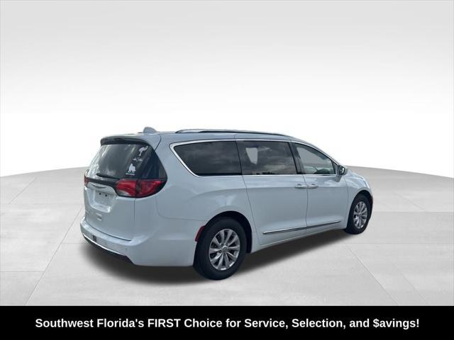 Photo of 2019 Bright White Clearcoat Chrysler Pacifica