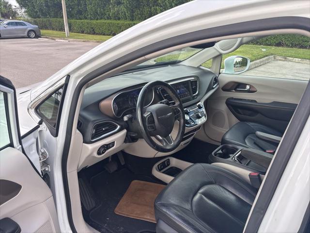 Photo of 2019 Bright White Clearcoat Chrysler Pacifica