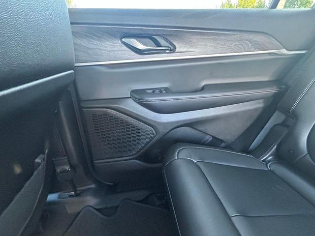 Photo of 2025 Diamond Black Crystal Pearlcoat Jeep Grand Cherokee L