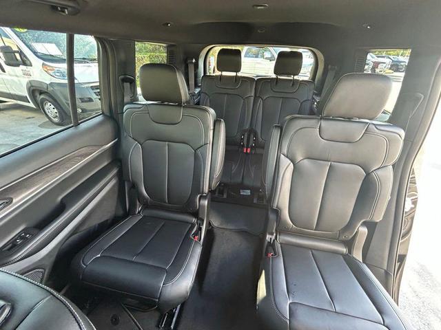 Photo of 2025 Diamond Black Crystal Pearlcoat Jeep Grand Cherokee L