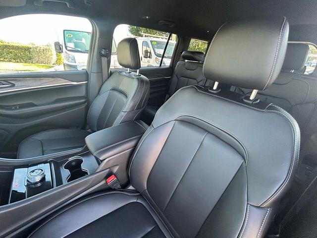 Photo of 2025 Diamond Black Crystal Pearlcoat Jeep Grand Cherokee L