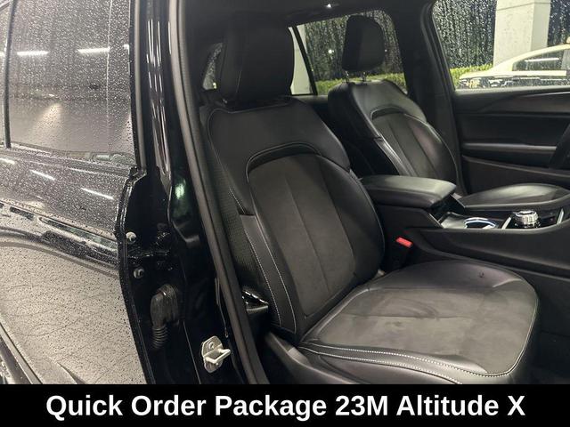 Photo of 2024 Diamond Black Crystal Pearlcoat Jeep Grand Cherokee