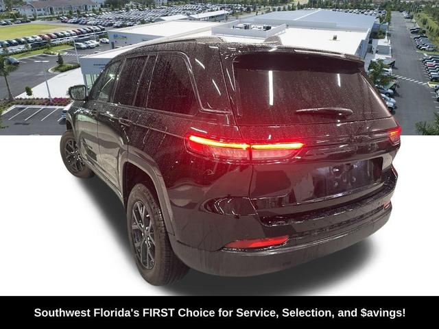 Photo of 2024 Diamond Black Crystal Pearlcoat Jeep Grand Cherokee