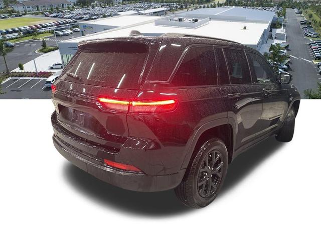 Photo of 2024 Diamond Black Crystal Pearlcoat Jeep Grand Cherokee