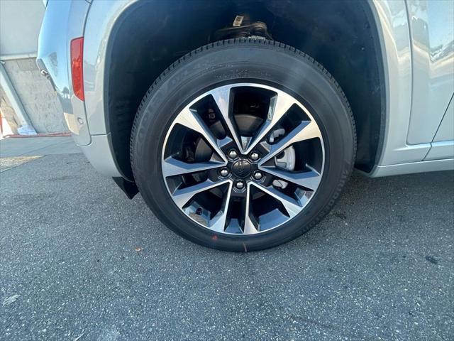 Photo of 2025 Silver Zynith Jeep Grand Cherokee L