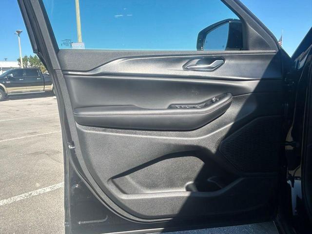 Photo of 2025 Diamond Black Crystal Pearlcoat Jeep Grand Cherokee L