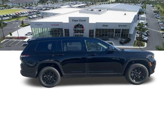 Photo of 2025 Diamond Black Crystal Pearlcoat Jeep Grand Cherokee L