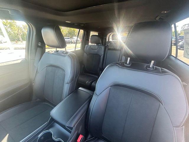 Photo of 2025 Diamond Black Crystal Pearlcoat Jeep Grand Cherokee L