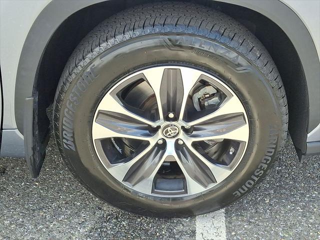 Photo of 2021 Noon Dust Toyota Highlander