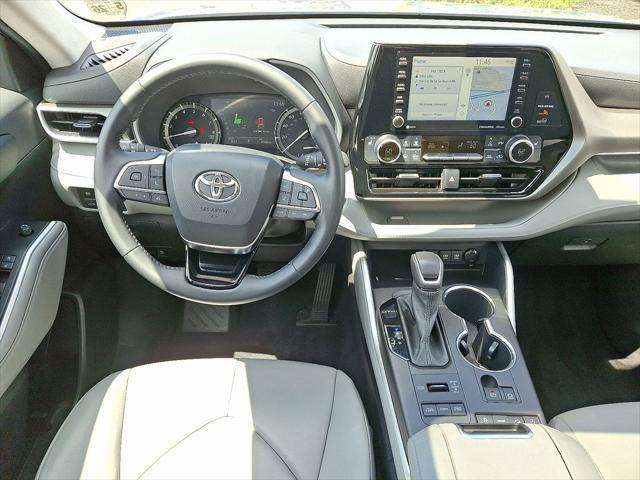 Photo of 2021 Noon Dust Toyota Highlander
