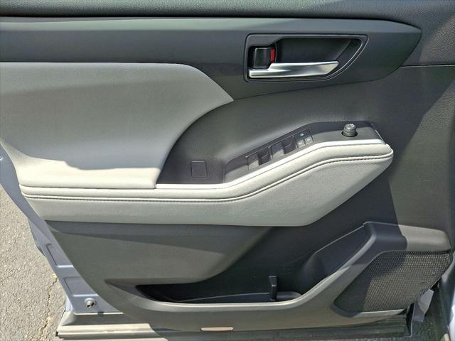 Photo of 2021 Noon Dust Toyota Highlander
