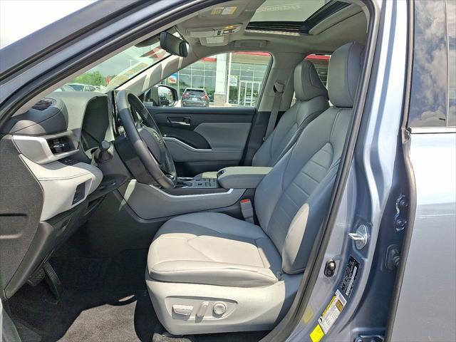 Photo of 2021 Noon Dust Toyota Highlander
