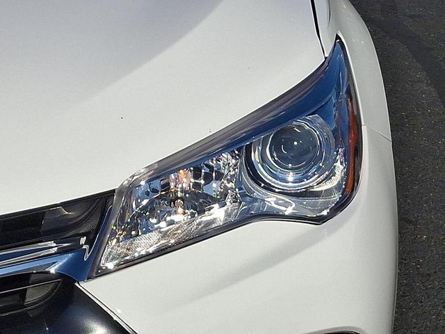 Photo of 2017 Super White Toyota Camry